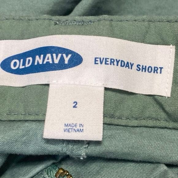 Old Navy Green Floral Daisy Embroidered Mid Rise Everyday Casual Chino Shorts 2 - Picture 4 of 5